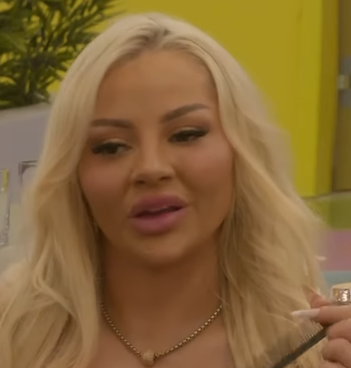 “Mami më ka mbrojt prej djemve”, thotë Benita (VIDEO)