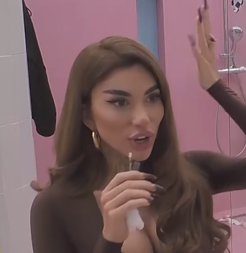 “Paguhem për t’i mbajtur”, flokët e Bias kushtojnë 4 mijë euro (VIDEO)