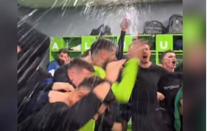 Festë në fushë, festë në zhveshtore - nuk ndalen Dardanët (VIDEO)