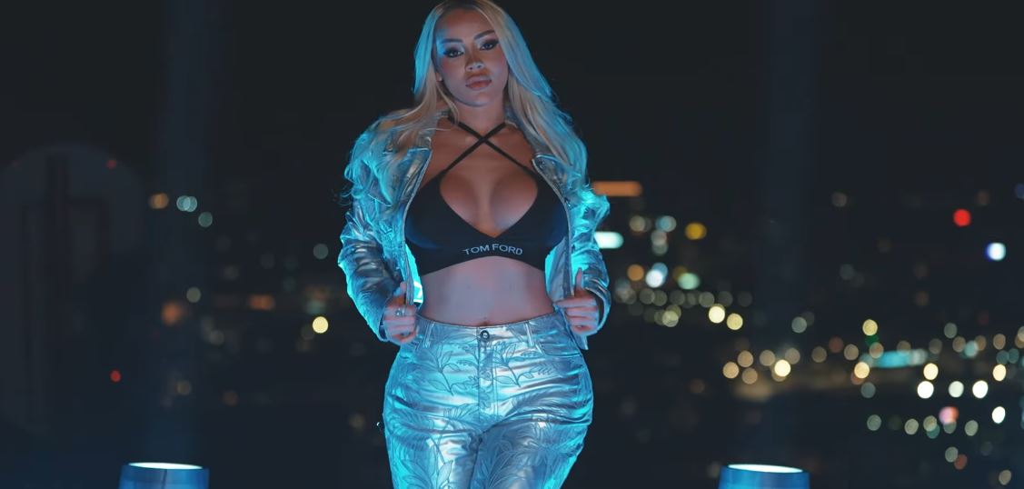 Benita me dhëmbë diamanti thotë se "do ta dridh shtëpinë" (VIDEO)