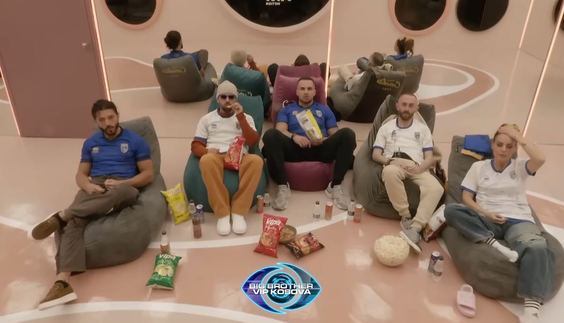Banorët shikojnë ndeshjen duke shijuar Vipa Chips (VIDEO)