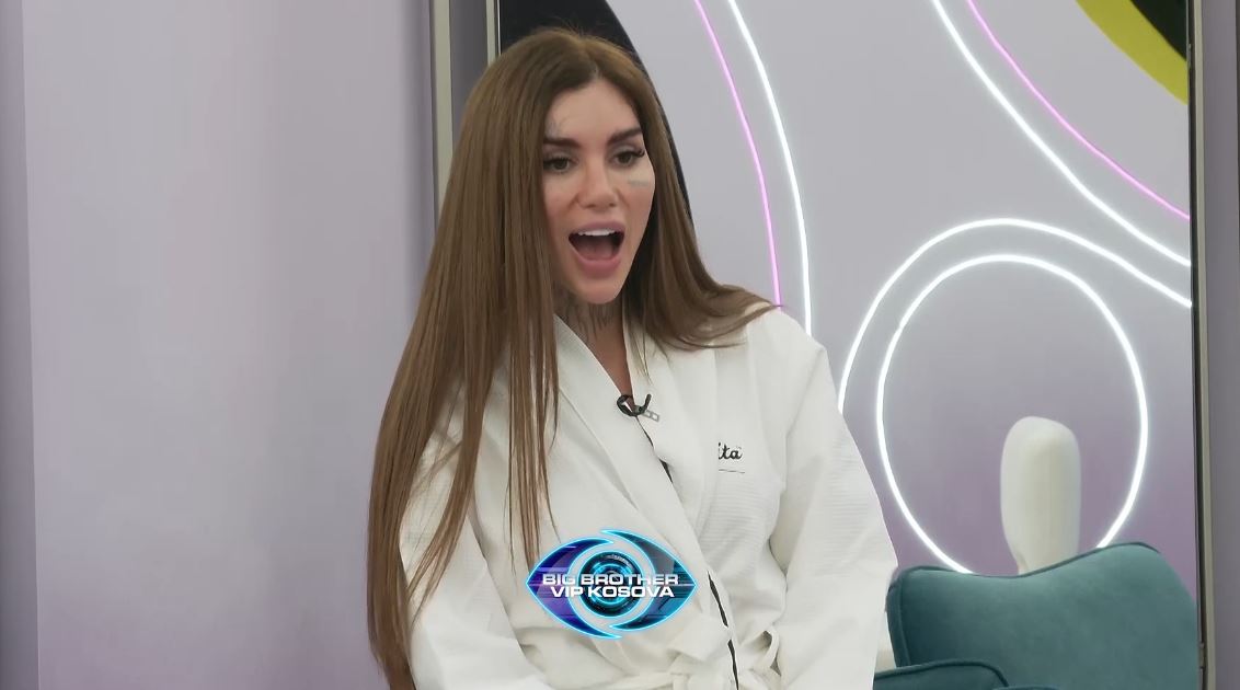 Banorët tallen me Bia Khalifën (VIDEO)