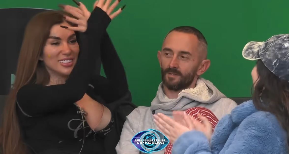 Bia e puth në kokë Arditin pasi ia këndoi këngën "Kuq e Zi" (VIDEO)