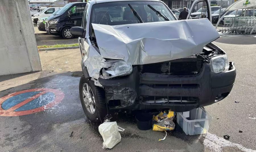 Ngatërroi pedalen e gazit me atë të frenave, aksidentohet 94 vjeçari në Zvicër