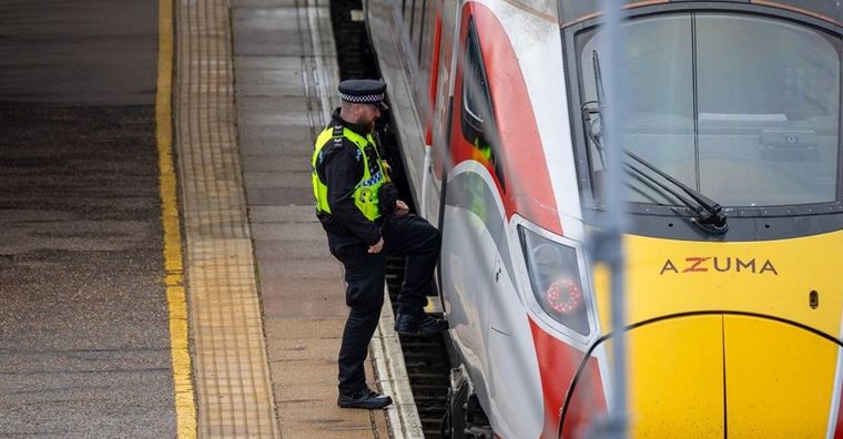 Dëshmitari i sulmit me tren në Angli: Dukej sikur të ishim në një kuti...