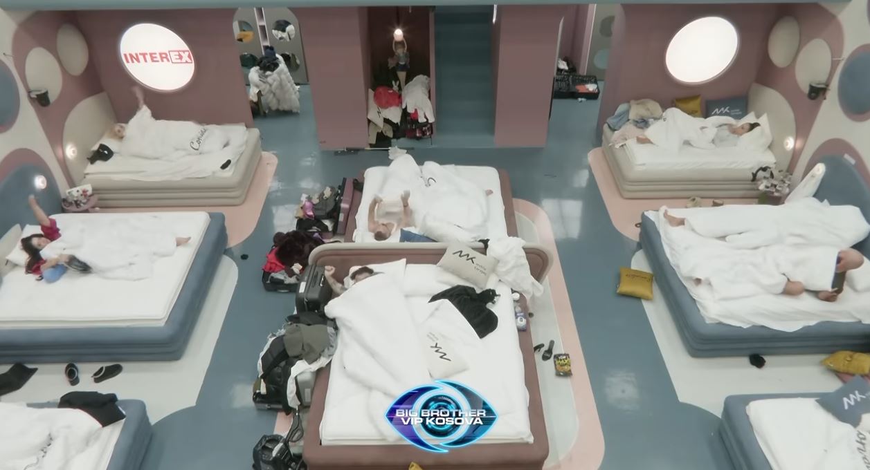 Banorët zgjohen me këngën  Qingji i Vogël   ky është reagimi i tyre  VIDEO 