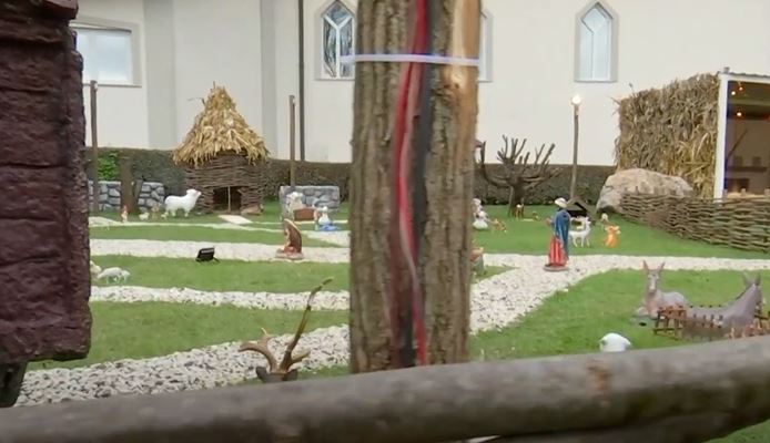 Kisha e Pjetërshanit   Dekorimi për festa  atraksion për vizitorët  VIDEO 