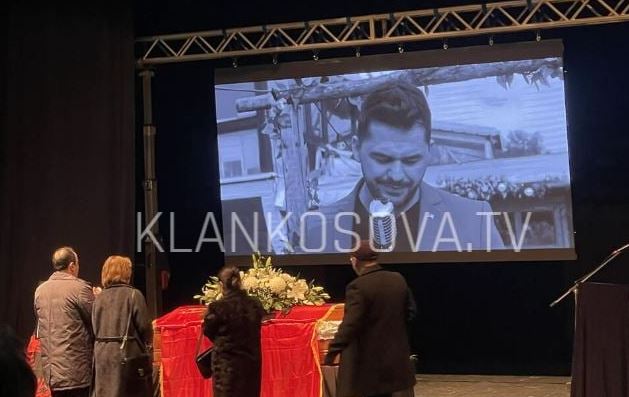 Nis ceremonia mortore për Shpat Kasapin në Pallatin e Kulturës në Tetovë (PAMJE)