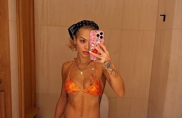 Rita Ora pozon para pasqyrës, tregon muskujt e barkut