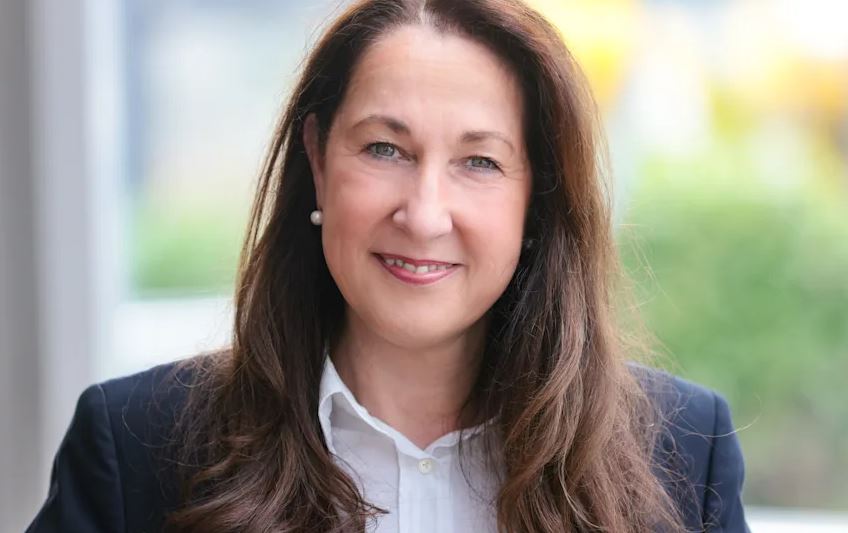 Kryebashkiakja që u ther me thikë jep intervistën e parë pas sulmit: Isha shumë me fat
