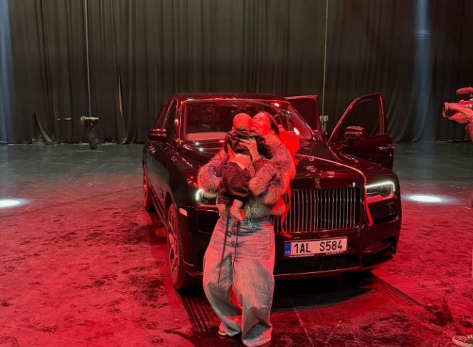 Jo një, por dy Rolls-Royce - Dhurata marramendëse për Dafinën