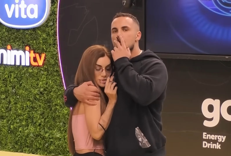 “Hajde flej me mua, t’shti në gji”, Edi dhe Bia përqafohen në oborr (VIDEO)