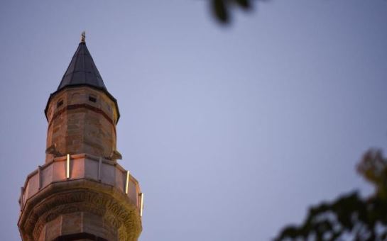 Në një xhami të Ferizajt vidhen 15 palë këpucë