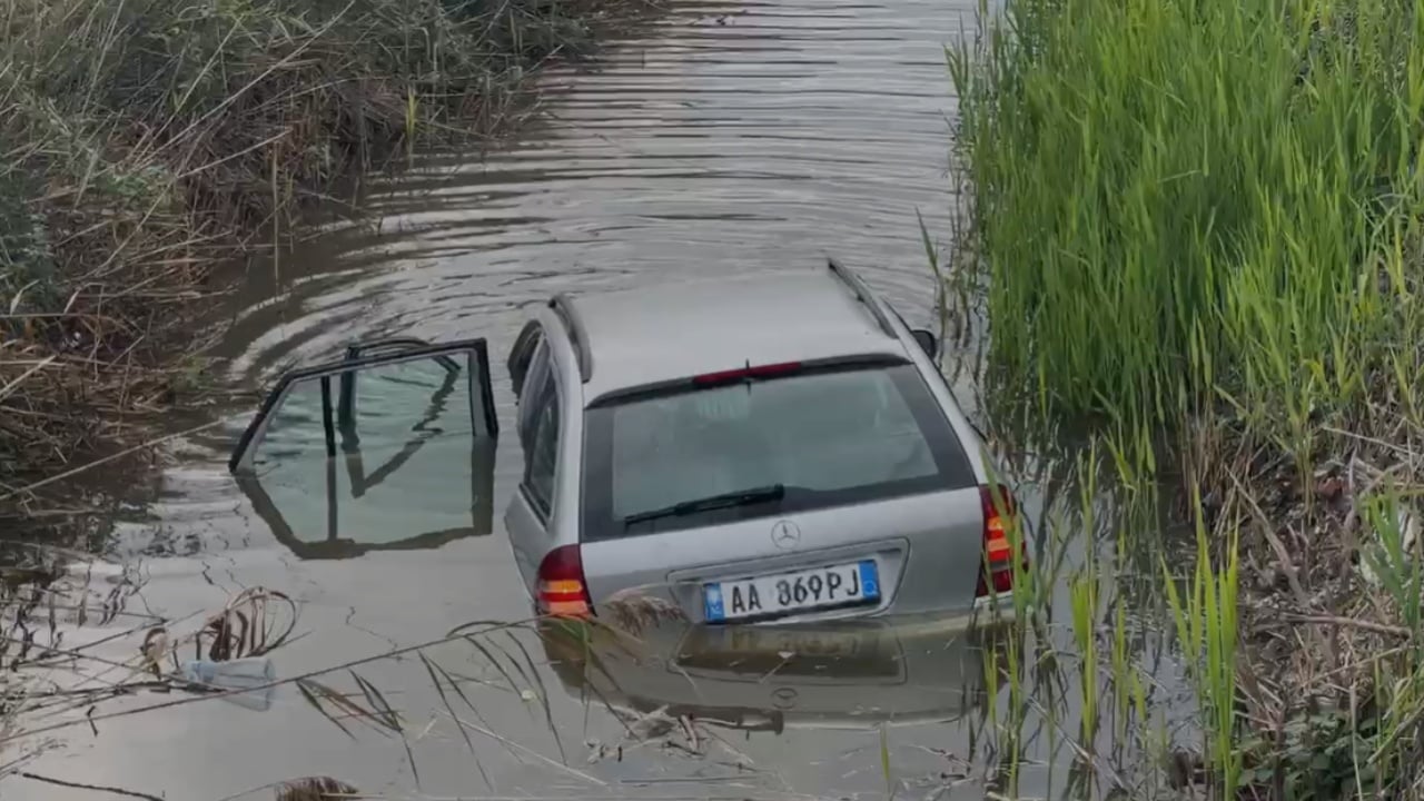 Aksident i rëndë në rrugën Lezhë-Milot, vetura përfundon në kanalin me ujë