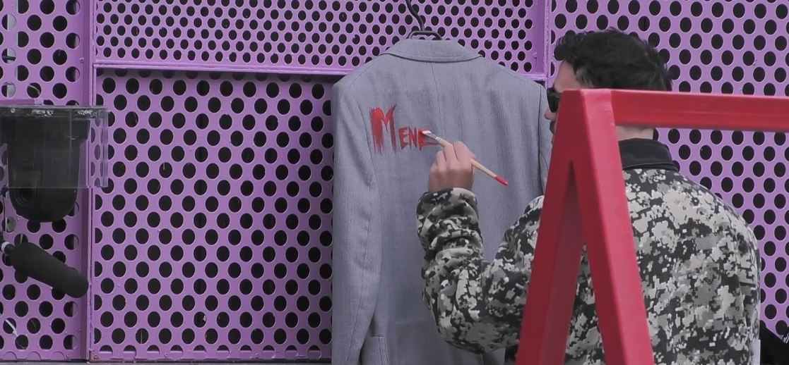 Ibro ka një mesazh, e transmeton përmes një shkrimi në xhaketë (VIDEO)