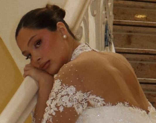 Lela vesh fustanin e bardhë  pak ditë pas ndarjes nga Leo