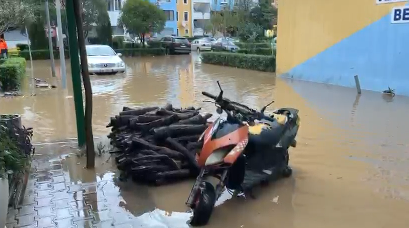 Përmbytje në disa lagje të Lezhës, probleme edhe me energjinë elektrike