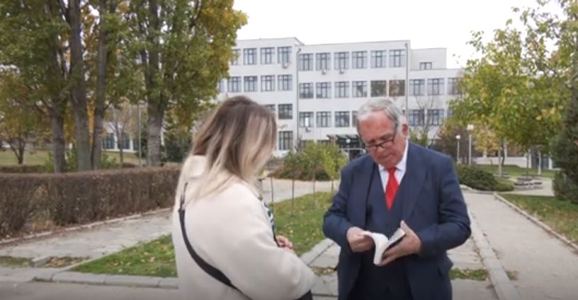 Libri i Baraliut për bllokadën  Politikanët në ngërç si  anza dhe grejzi   VIDEO 