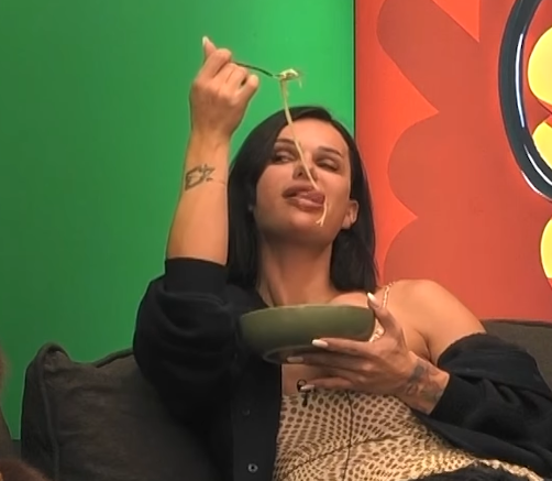 “Mos e lëpij buzën ashtu”, Shkurta qesh me Lindën teksa ha ushqim (VIDEO)
