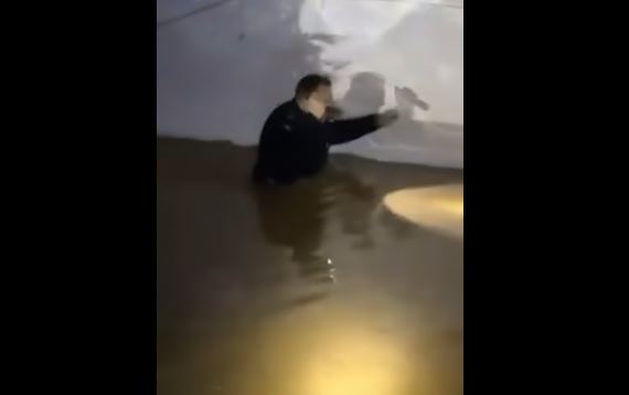 Akt heroik: Policët shpëtojnë dy persona të moshuar nga vërshimet (VIDEO)
