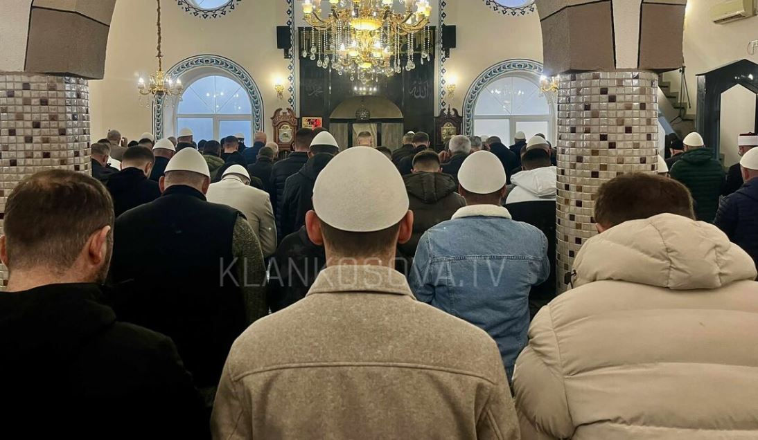 Gjest simbolik në Llërcë të Zhelinës  Burrat shkojnë me plisa në xhami për 28 Nëntorin