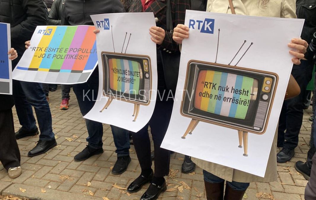 Kërkojnë pagat  punëtorët e RTK së protestojnë para Kuvendit