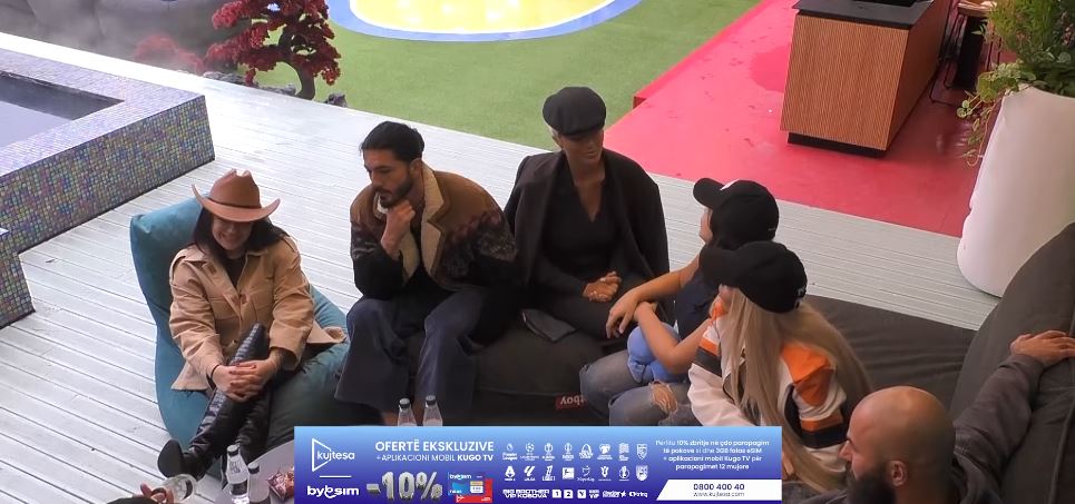 Sasa në siklet: E kam problem me m’pa mami e babi nëse puthem me dikë këtu (VIDEO)