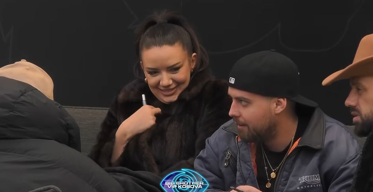 Edi ishte duke biseduar për rrobat e Dolces  Sasa  Merr mësim  Kushtrim  VIDEO 