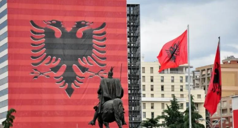 Nxiti urrejtje me postime fyese për flamurin  dënohet me dy vjet burg 33 vjeçari nga Kosova