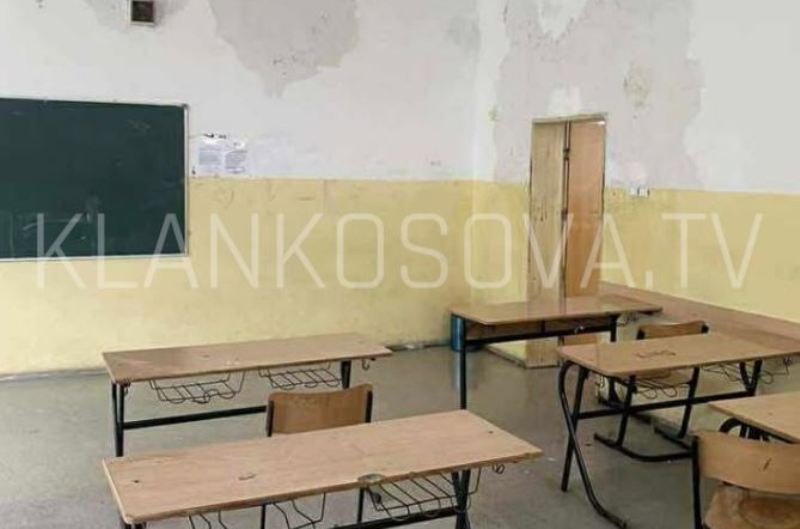 Shiu depërton brenda klasave të gjimnazit “Jeta e Re” në Suharekë – objekti është duke u rinovuar