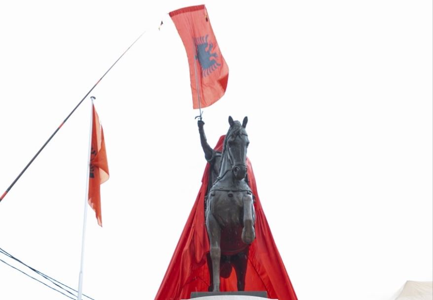 perurohet-shtatorja-e-skenderbeut-ne-kercove-ahmeti-simbol-i-krenarise-kombetare