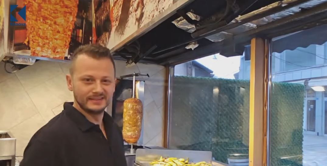 Këngëtari nga Peja që punon në qebaptore  ndezë skarën çdo ditë me këngë  VIDEO 