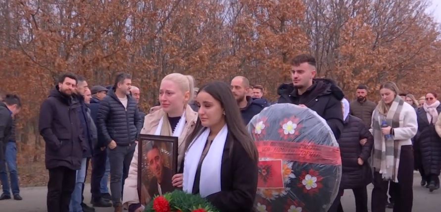 Lot dhe kujtime në varrimin e Behar Topillës  VIDEO 