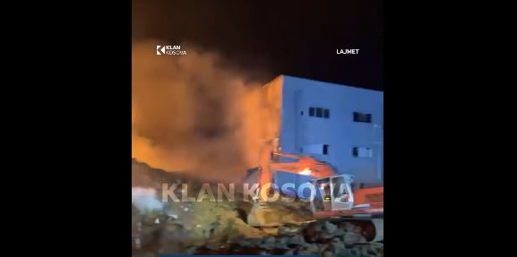 Vazhdon beteja me flakët te fabrika në magjistralen Ferizaj - Kaçanik (VIDEO)