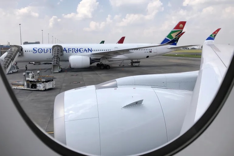 I mbajti të bllokuar për 12 orë, Afrika e Jugut lejon 153 palestinezët të zbresin nga aeroplani