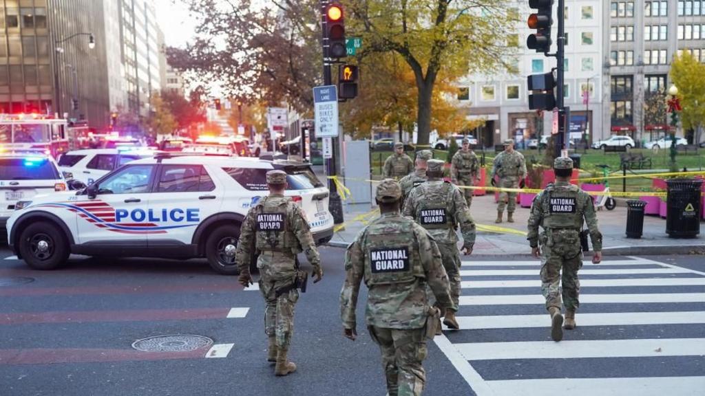 Dy anëtarët e Gardës Kombëtare në gjendje kritike pas të shtënave në Uashington, thotë drejtori i FBI-së