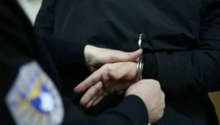 kanosi-policet-pasi-ia-shqiptuan-nje-gjobe-per-kundervajtje-prangoset-podujevasi