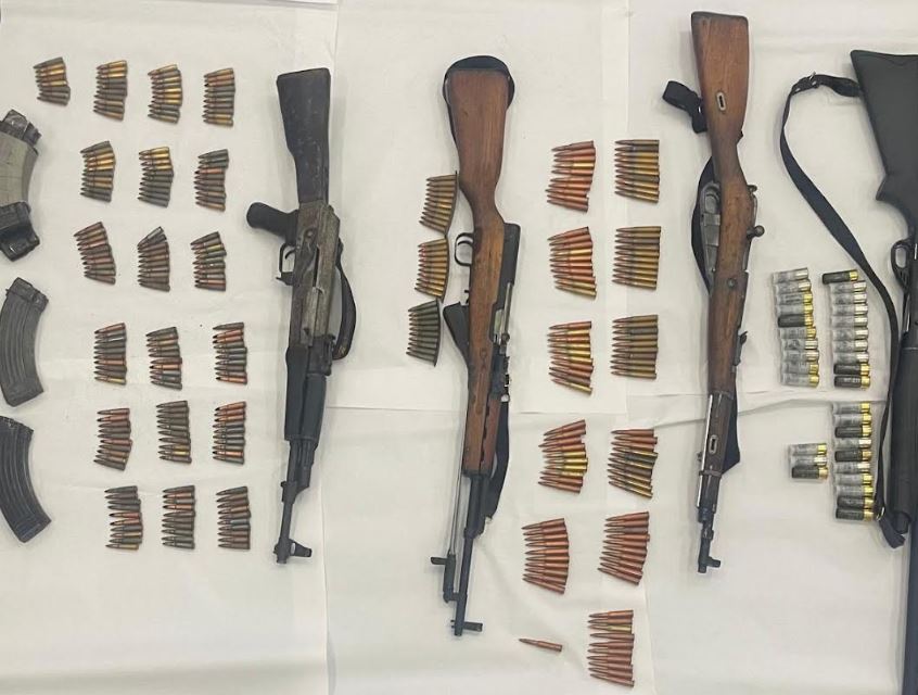 Bastisje në tri lokacione në Rahovec  kapet arsenal armësh   tre në pranga