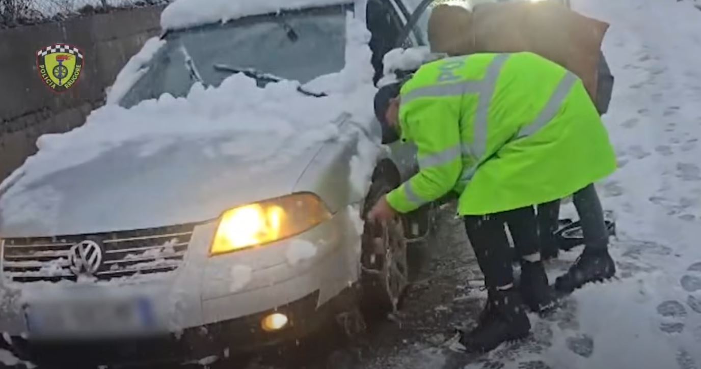Policia në Shqipëri u bën apel shoferëve për kujdes në vozitje (VIDEO)