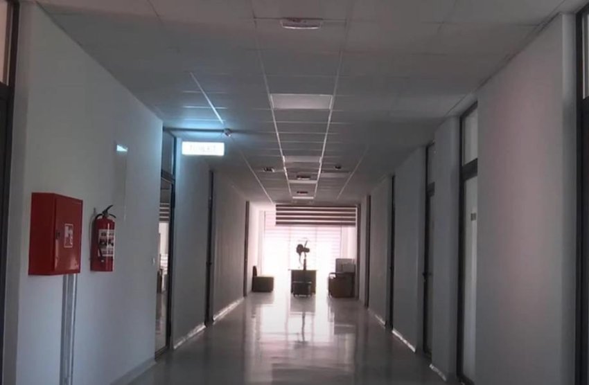 “Më lanë 20 minuta me tension 190”, 70 vjeçarja ankohet për neglizhencë në QKMF të Gjilanit - flet drejtori