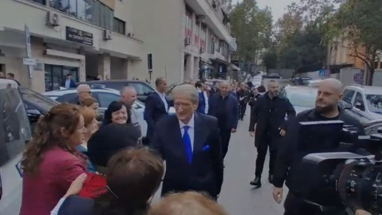 “Rrofsh sa malet”, Sali Berisha paraqitet në SPAK, jashtë e presin disa simpatizantë