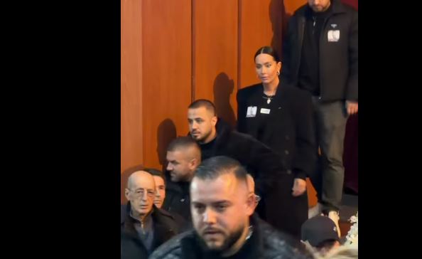 Dafina Zeqiri me Kreshnikun, të pranishëm në ceremoninë mortore të Shpat Kasapit (VIDEO)