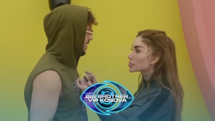 Skena të nxehta në dhomë! Bia i bën masazh Toneyt (VIDEO)