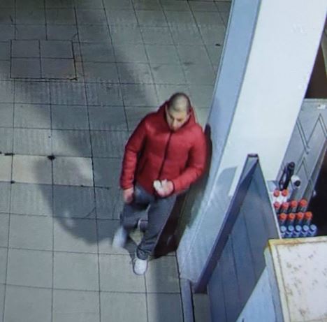 Personi në fotografi kërkohet për vjedhje në Podujevë