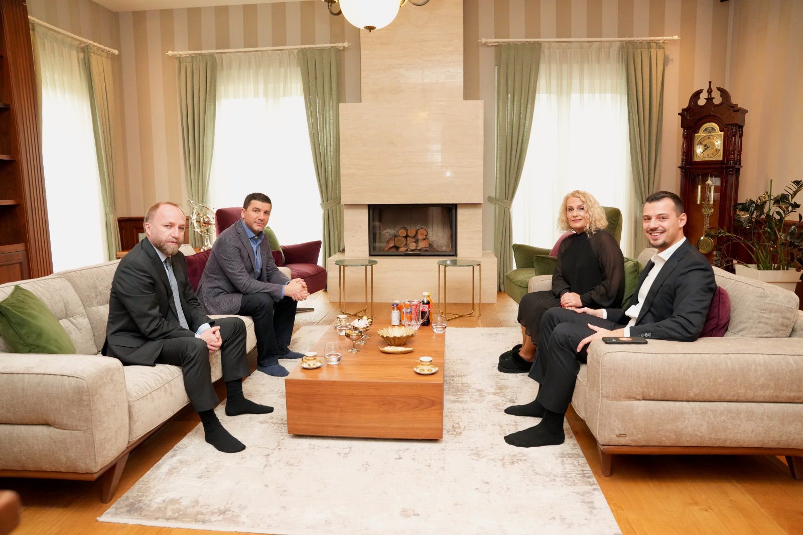 Pesëvjetori i arrestimit  Krasniqi me deputetë vizitojnë familjet e çlirimtarëve  Kosova ju pret