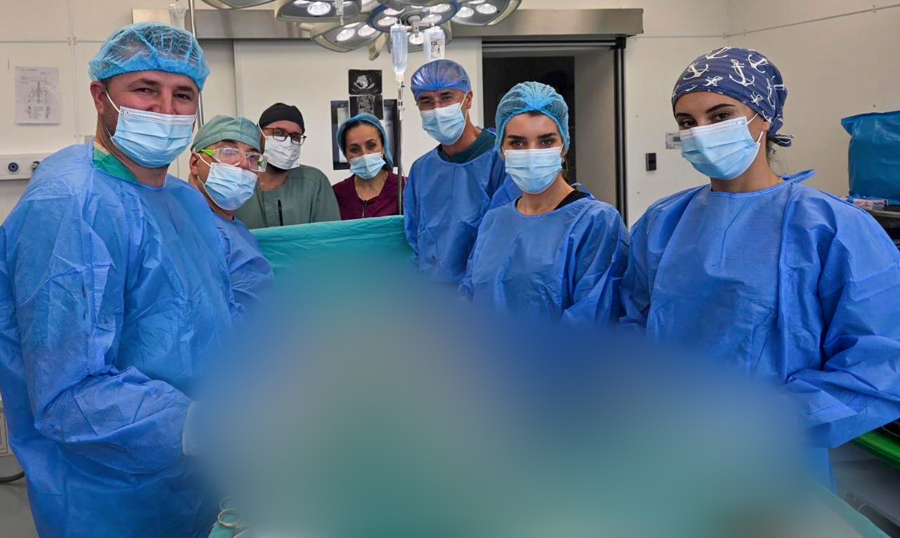 Kryhet një intervenim i rrallë në QKUK  pacientes i largohet tumori rreth 16 centimetra