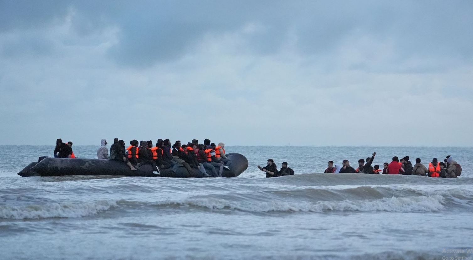 Franca së shpejti do të jetë në gjendje të ndalojë anijet me emigrantë në Kanalin Anglez