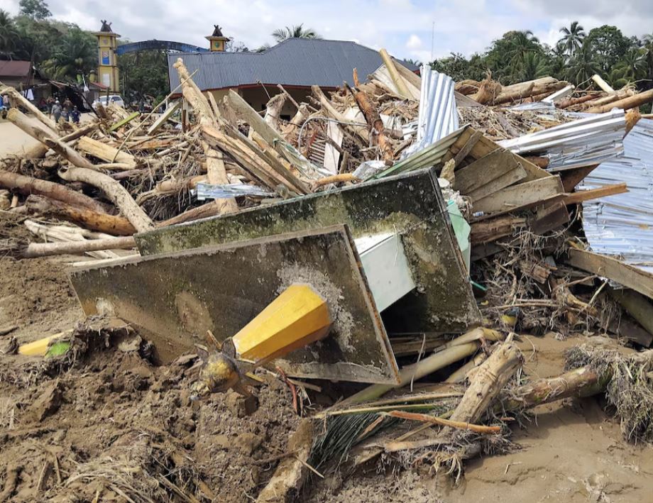Bilanci tragjik i përmbytjeve në Indonezi  Mbi 300 të vdekur
