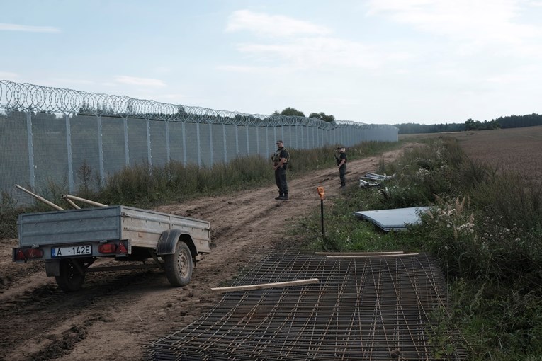 Letonia përfundon ndërtimin e gardhit në kufirin me Rusinë