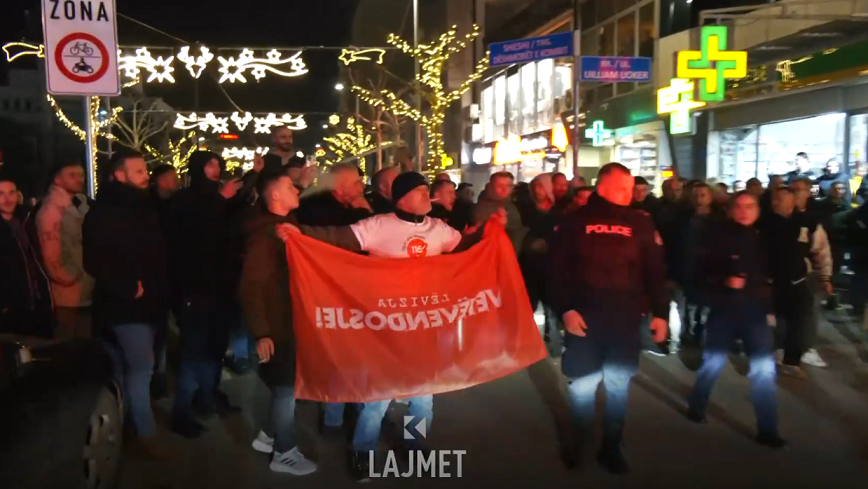 Peja, Ferizaj e Mitrovica festuan me tupana e fishekzjarrë për VV-në (VIDEO)